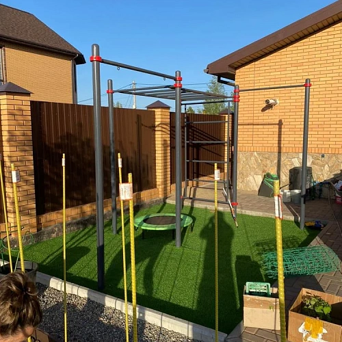 На территории частного дома